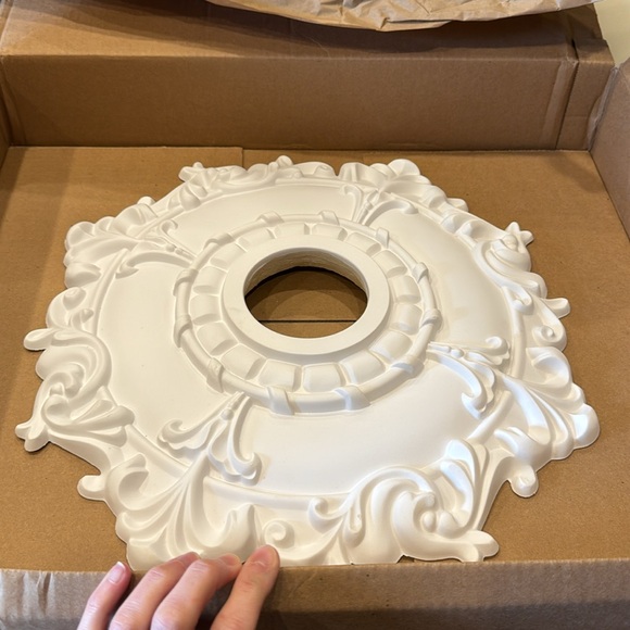 NIB Ceiling Medallion, 18"OD x 3 1/2"ID x 1 1/2"P, Primed - Picture 3 of 8
